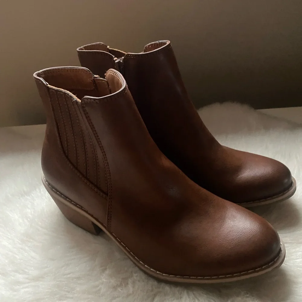 Eurosoft by Sofft Ankle‎ Booties Women’s Size 6.5 M Brown Leather New Western